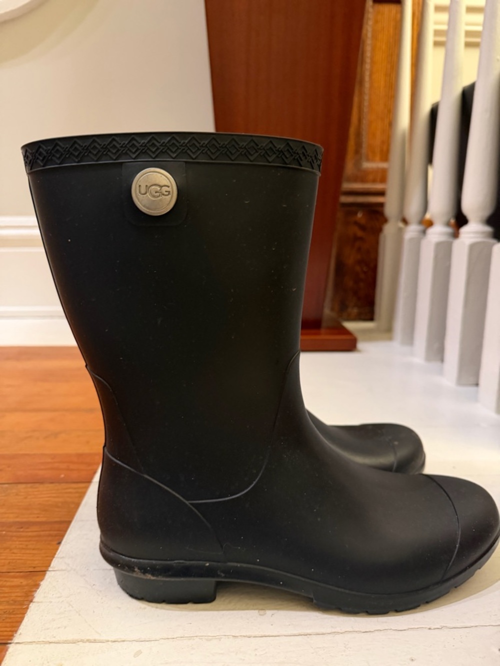 UGG Black Interior Label and Size Tag